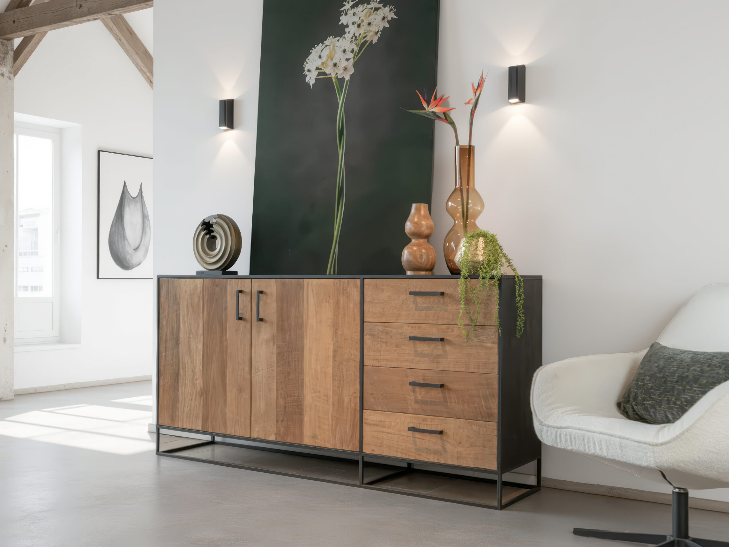 Minimalistische opbergkast met warme teakhouten deuren