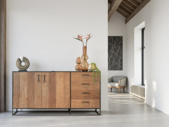 Kast van massief teakhout met zwart metalen omlijsting en dubbele deuren