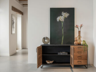 Elegant opbergmeubel met natuurlijke houtstructuur en luchtige open basis