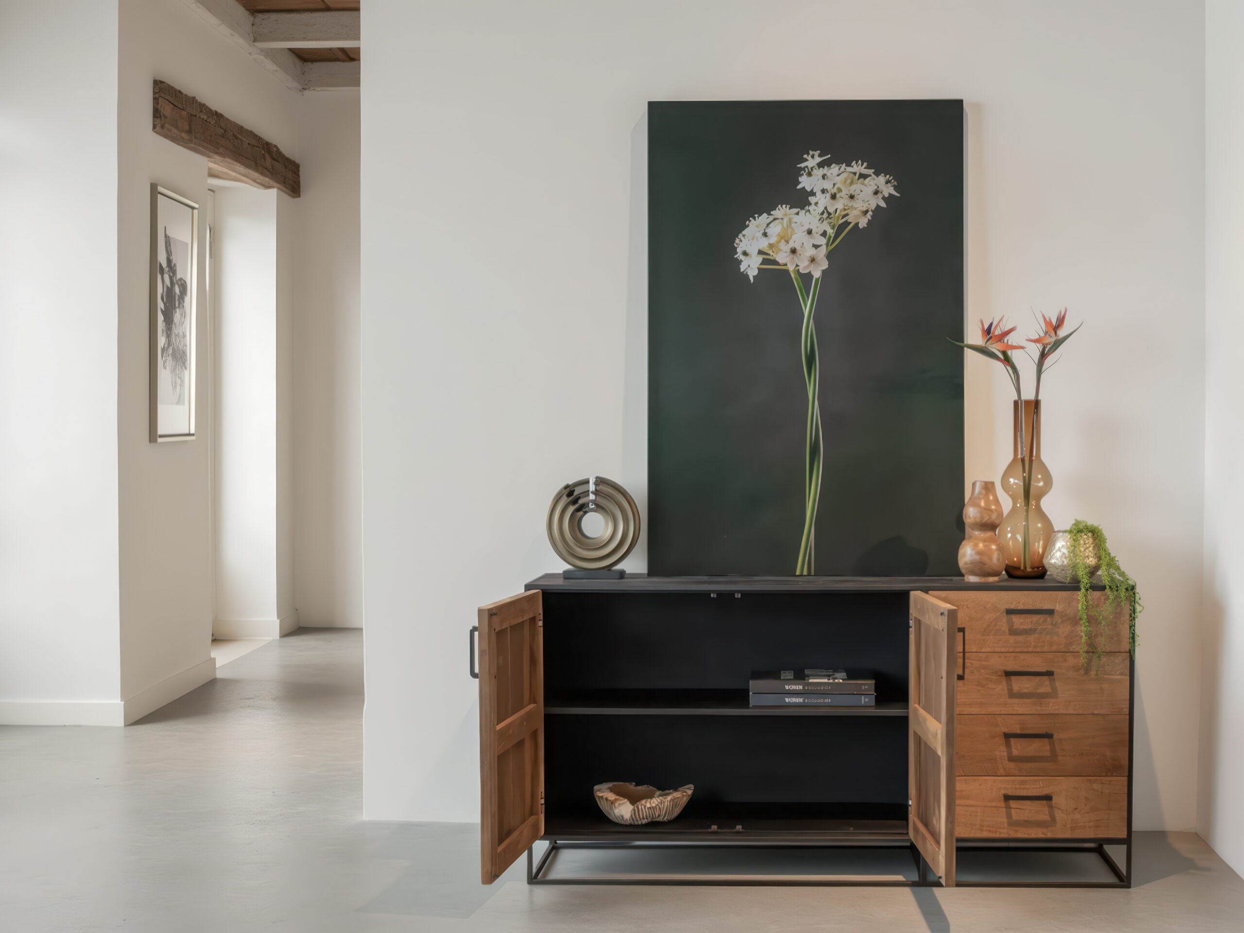 Elegant opbergmeubel met natuurlijke houtstructuur en luchtige open basis