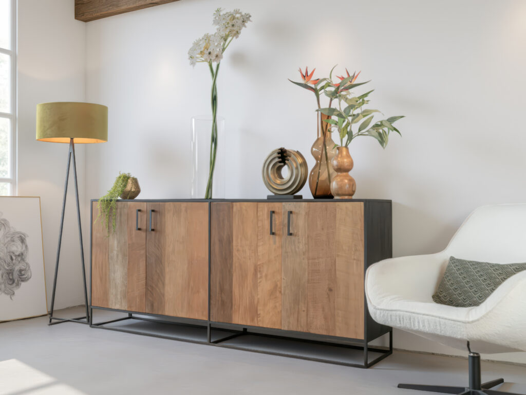 Tijdloos meubel met robuust metalen onderstel en rustiek teakhout