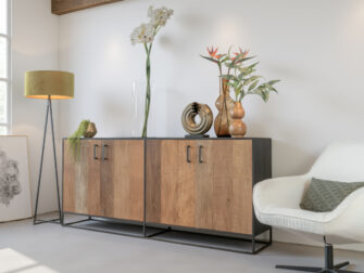 Tijdloos meubel met robuust metalen onderstel en rustiek teakhout
