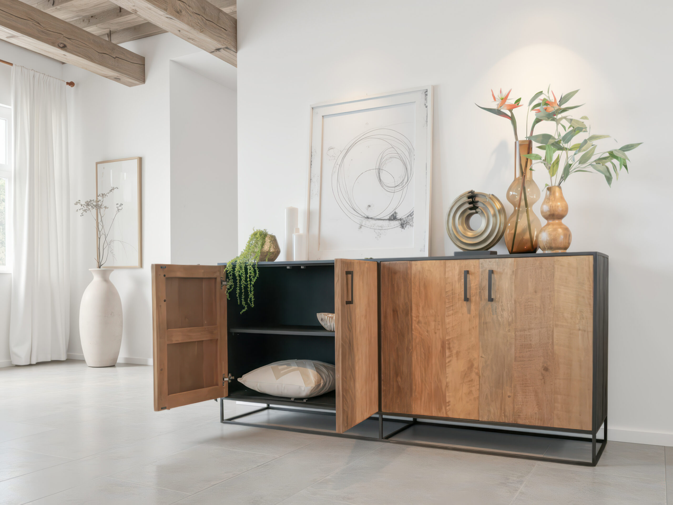 Functionele kast in een strak design, uitgevoerd in teakhout en staal