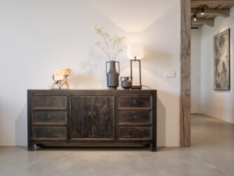 Robuust houten dressoir met vintage uitstraling