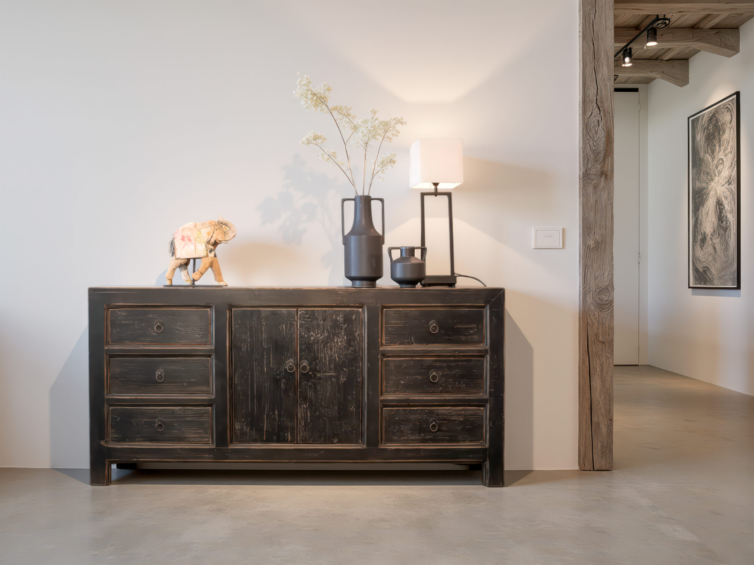 Robuust houten dressoir met vintage uitstraling