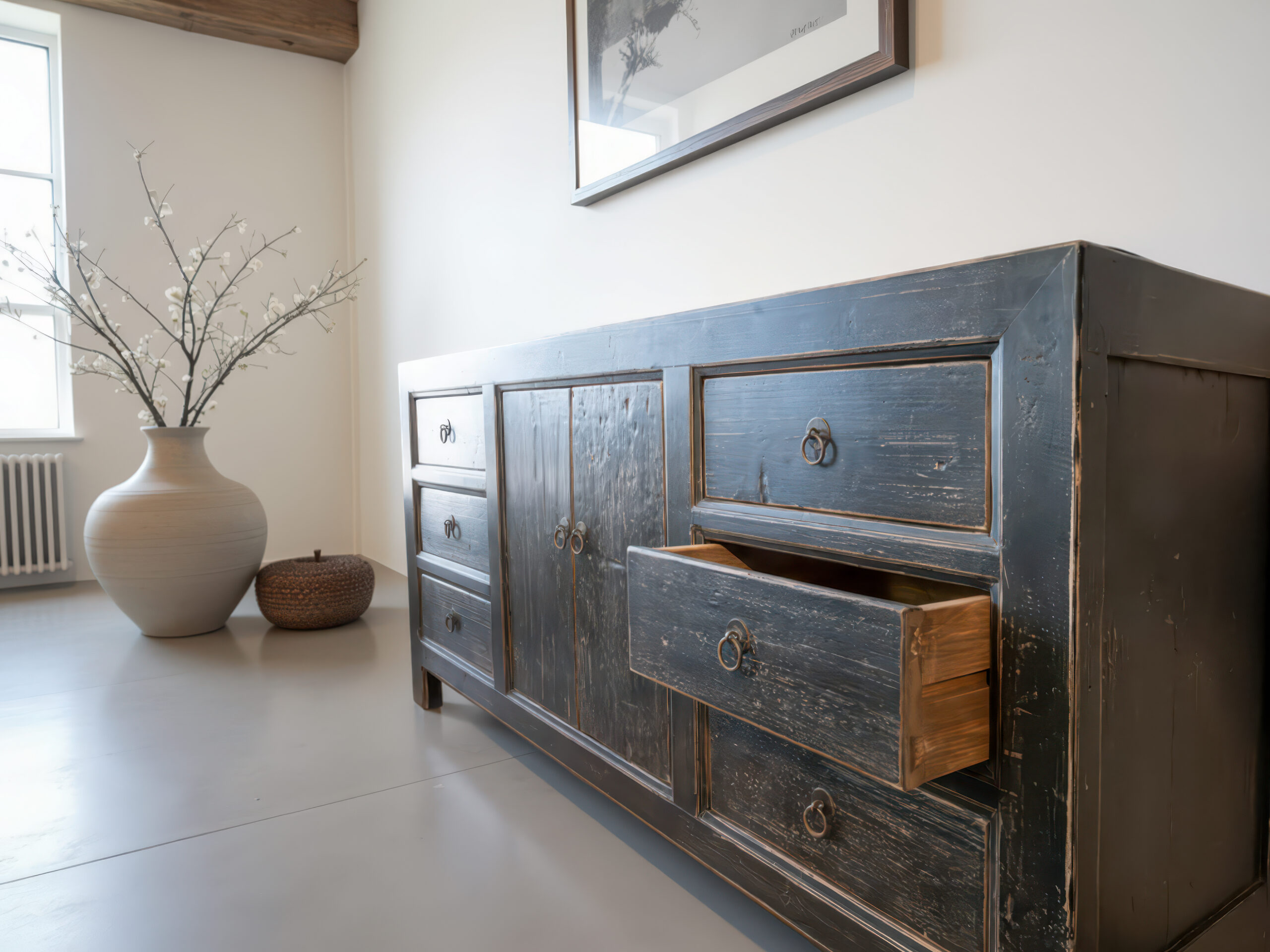 stoer zwart houten dressoir met zes lades en twee centrale deurtjes