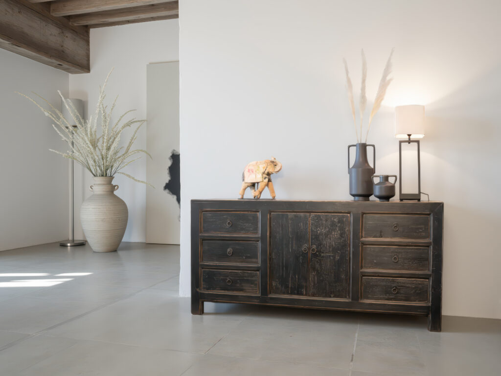 Landelijk dressoir in old black afwerking, met verweerde look en symmetrische lade-indeling