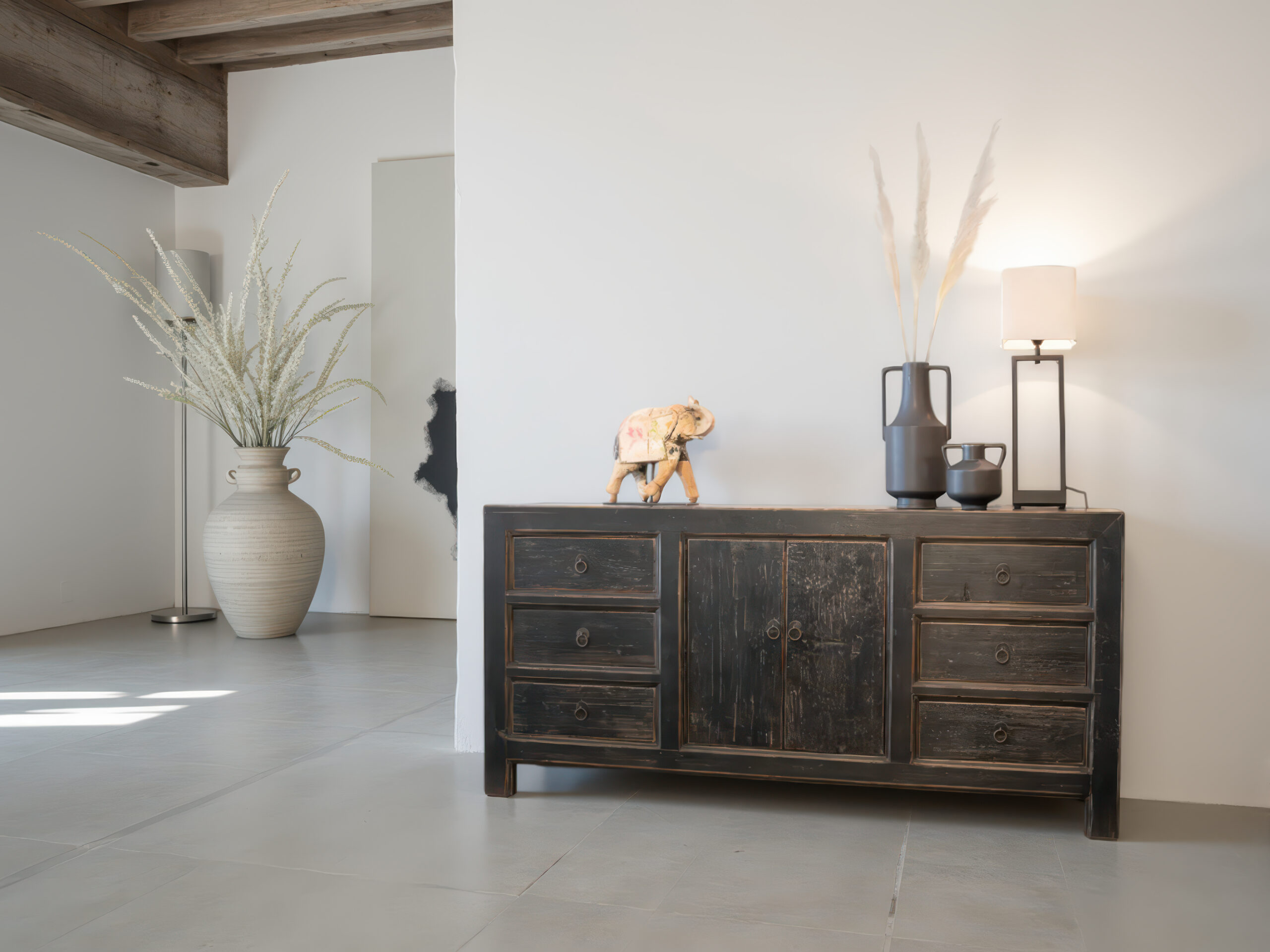 Landelijk dressoir in old black afwerking, met verweerde look en symmetrische lade-indeling