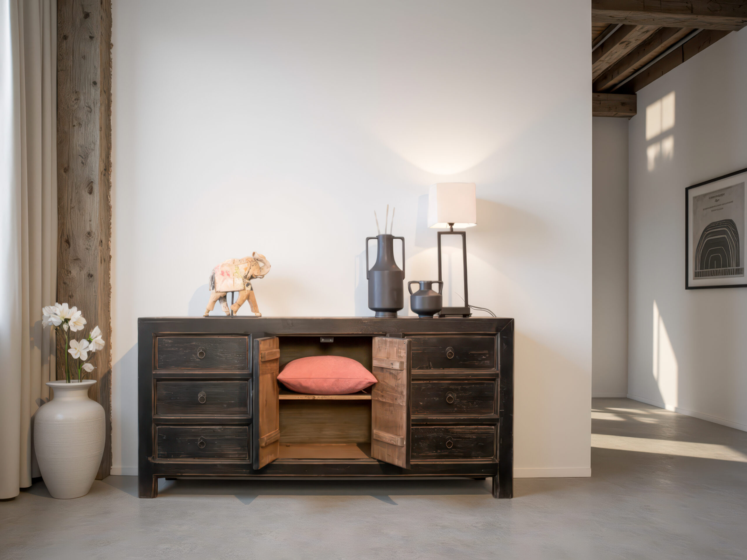 Donkerhouten dressoir met acht lades en opbergruimte achter deuren, ideaal voor een karaktervol interieur