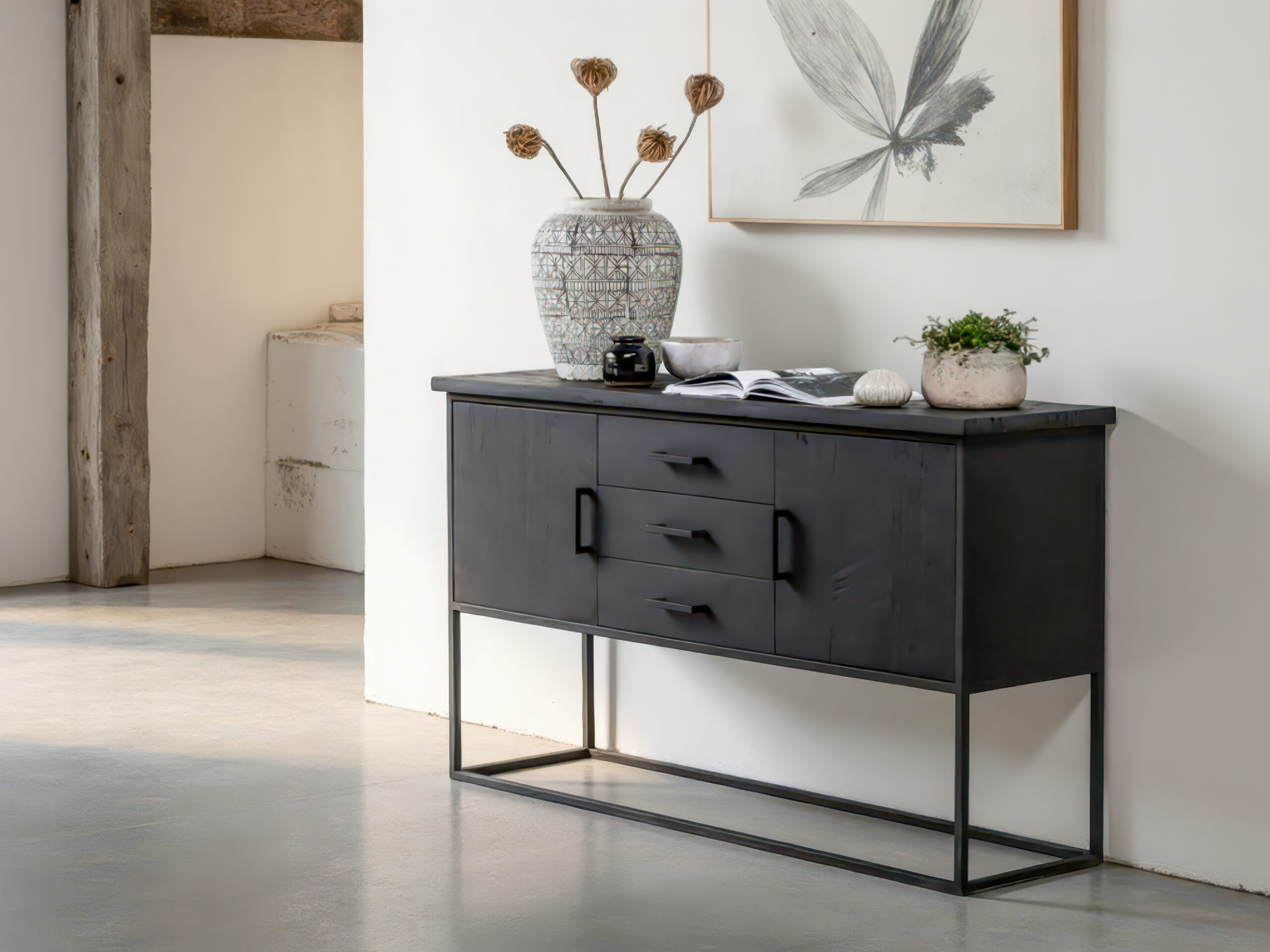 Strak design dressoir in zwart met open metalen onderstel