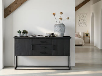 Modern zwart dressoir met minimalistisch frame en drie lades