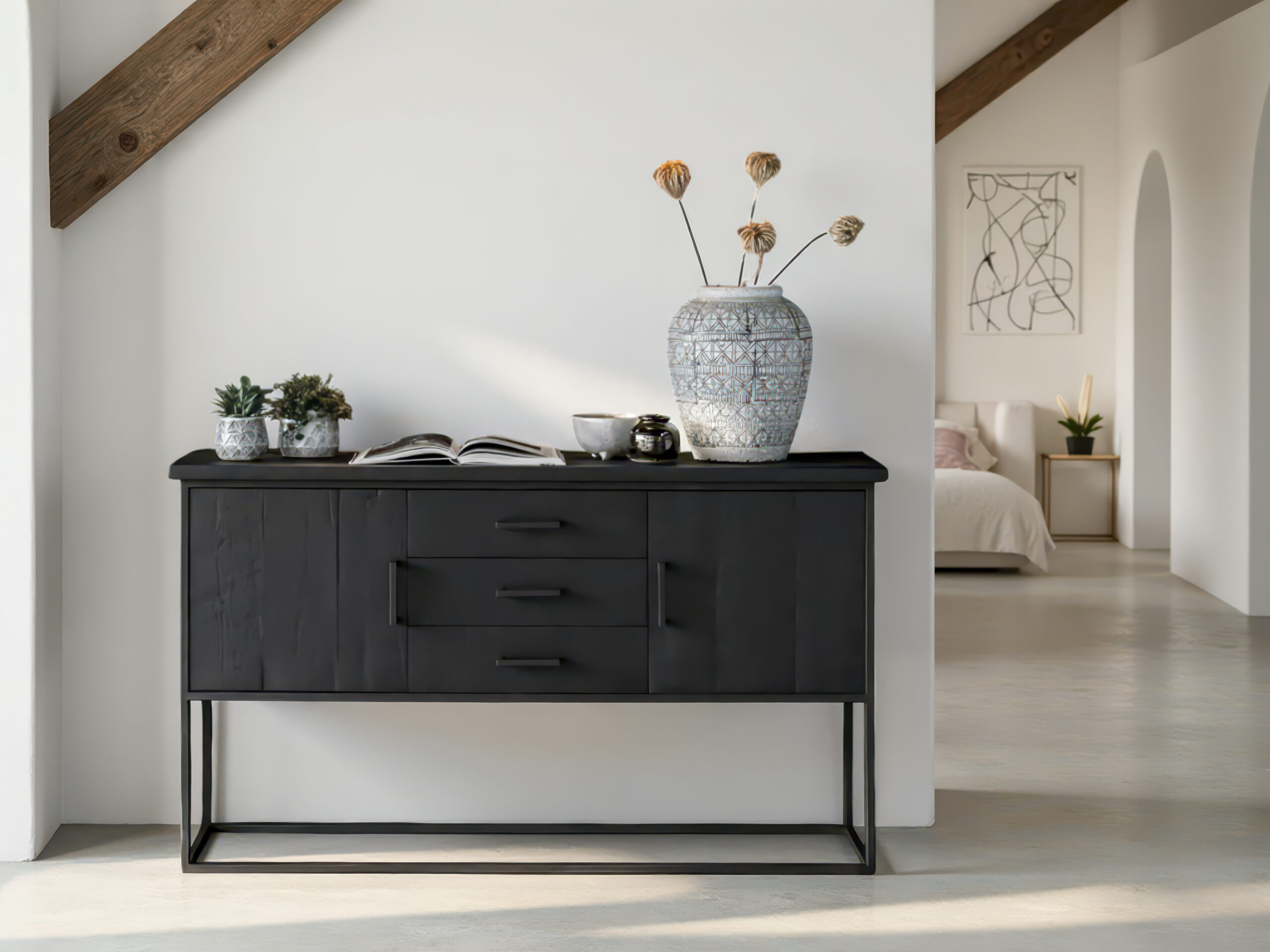Modern zwart dressoir met minimalistisch frame en drie lades