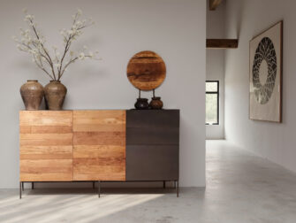 Dressoir met houten en grijze fronten