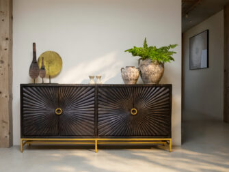 Luxe design dressoir met decoratief front en goudkleurig frame