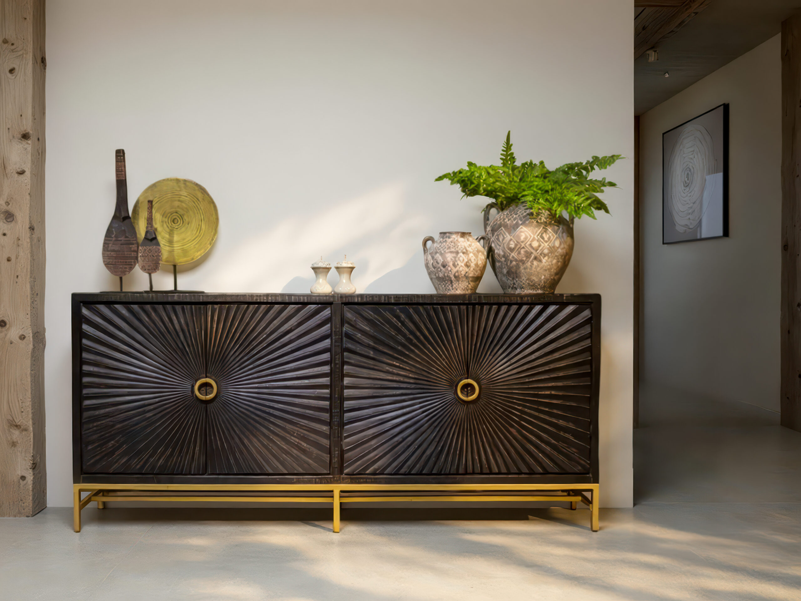 Luxe design dressoir met decoratief front en goudkleurig frame