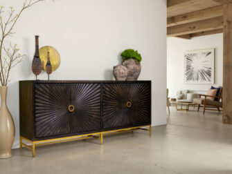 Design dressoir met zwarte frontpanelen en gouden details
