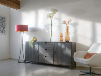 Stoer dressoir van old black hout met drie brede lades en twee deuren, afgewerkt met metalen handgrepen