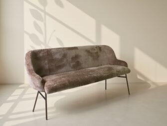 bruine stoffen eetkamerbank met armleuningen en metalen pootjes