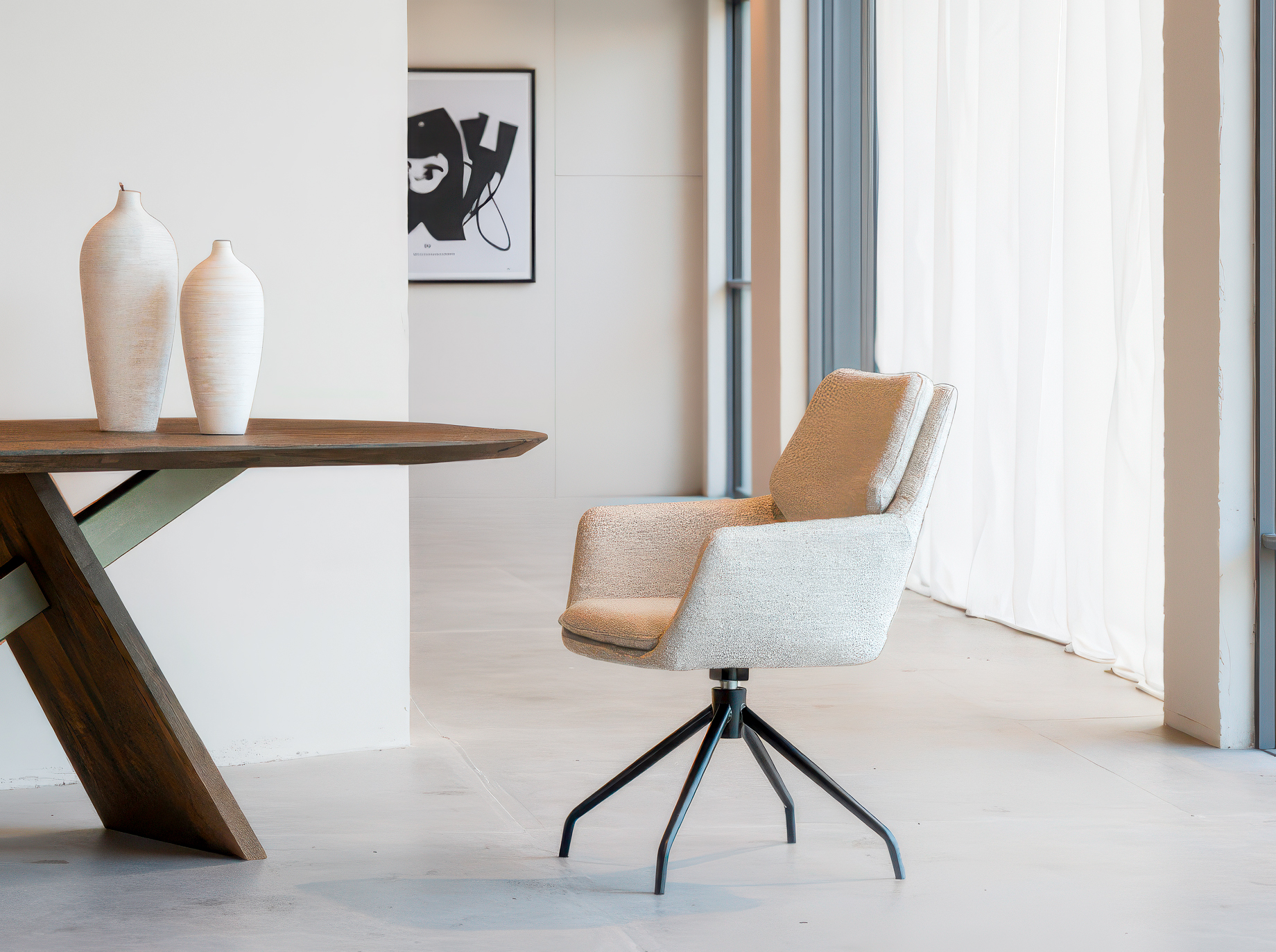 Minimalistische stoel met rechte lijnen en zwart metalen pootstructuur