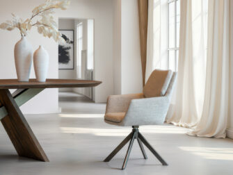 Eetkamerstoel met zachte zandkleurige bekleding en zwart metalen onderstel