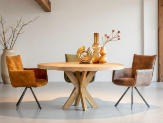 Bruin-oranje eetkamerstoel met draaionderstel en zachte bekleding