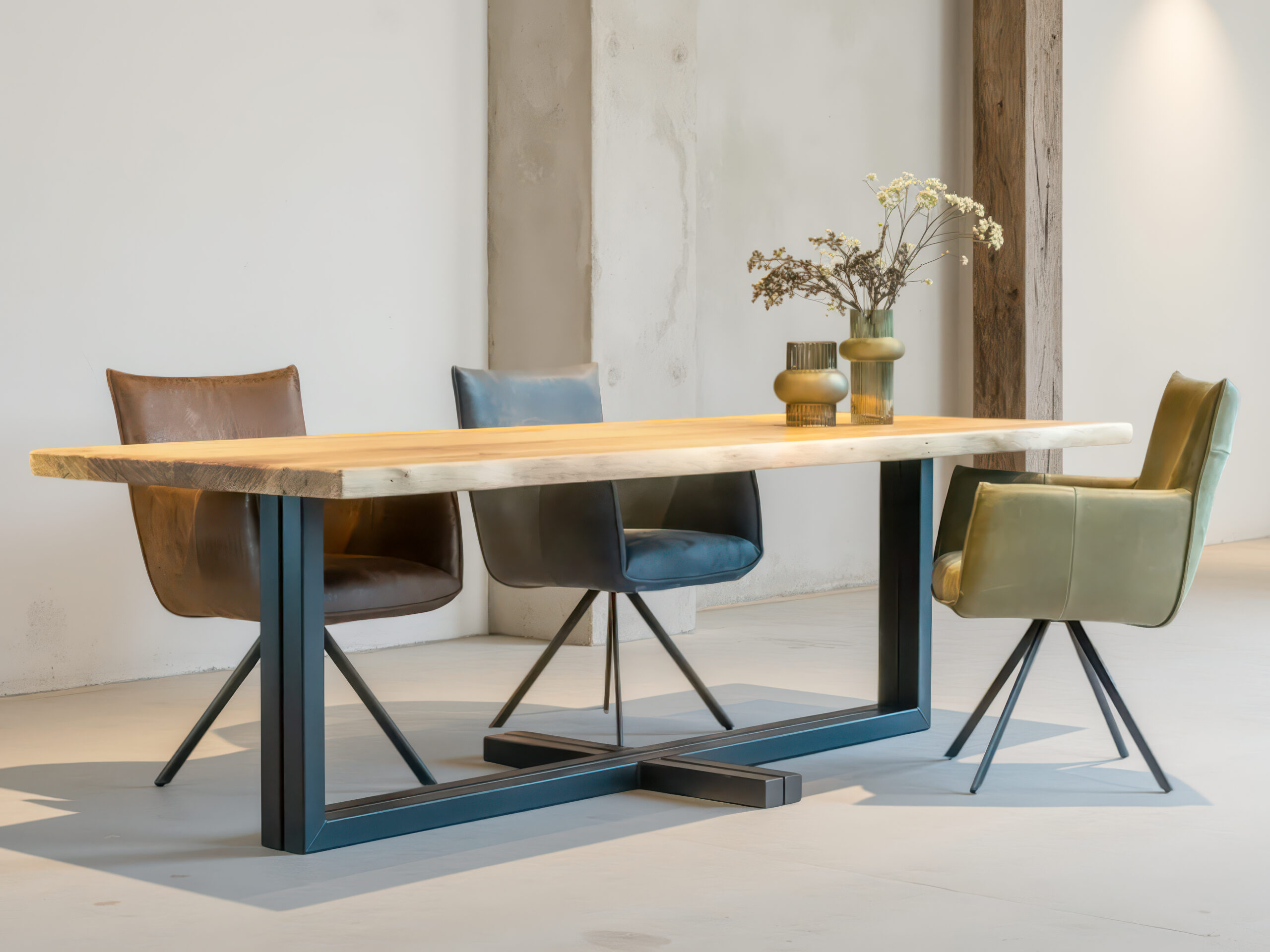 Groene designstoel met comfortabele zitting en armleuningen