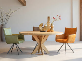 Eetkamerstoel in mosterdgele velvet stof met modern draaionderstel