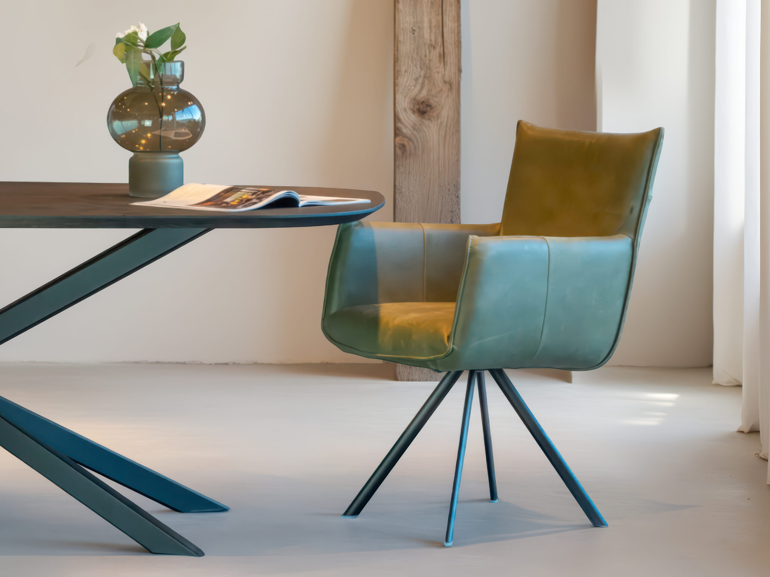 Moderne eetkamerstoel in groen leer met zwarte metalen draaipoot