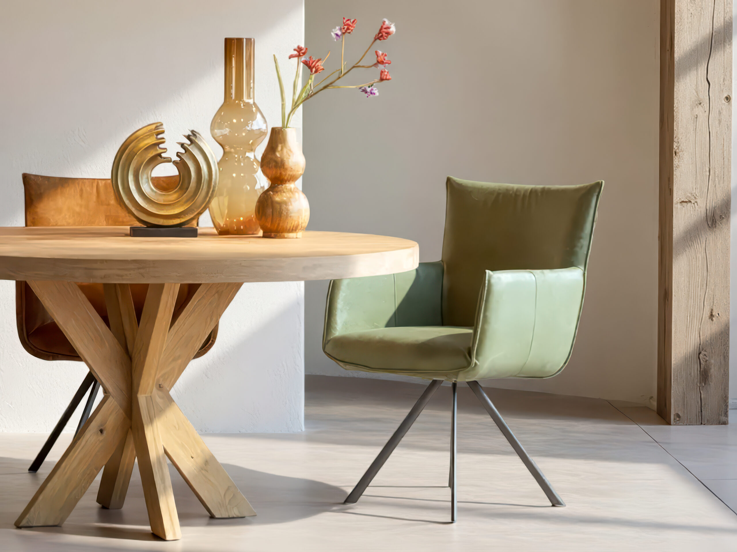 Eetkamerstoel in groen leer met elegante armleuningen en draaionderstel