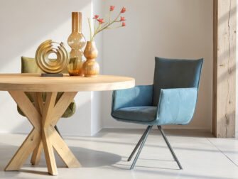 Comfortabele grijze eetkamerstoel met strakke belijning en moderne poot