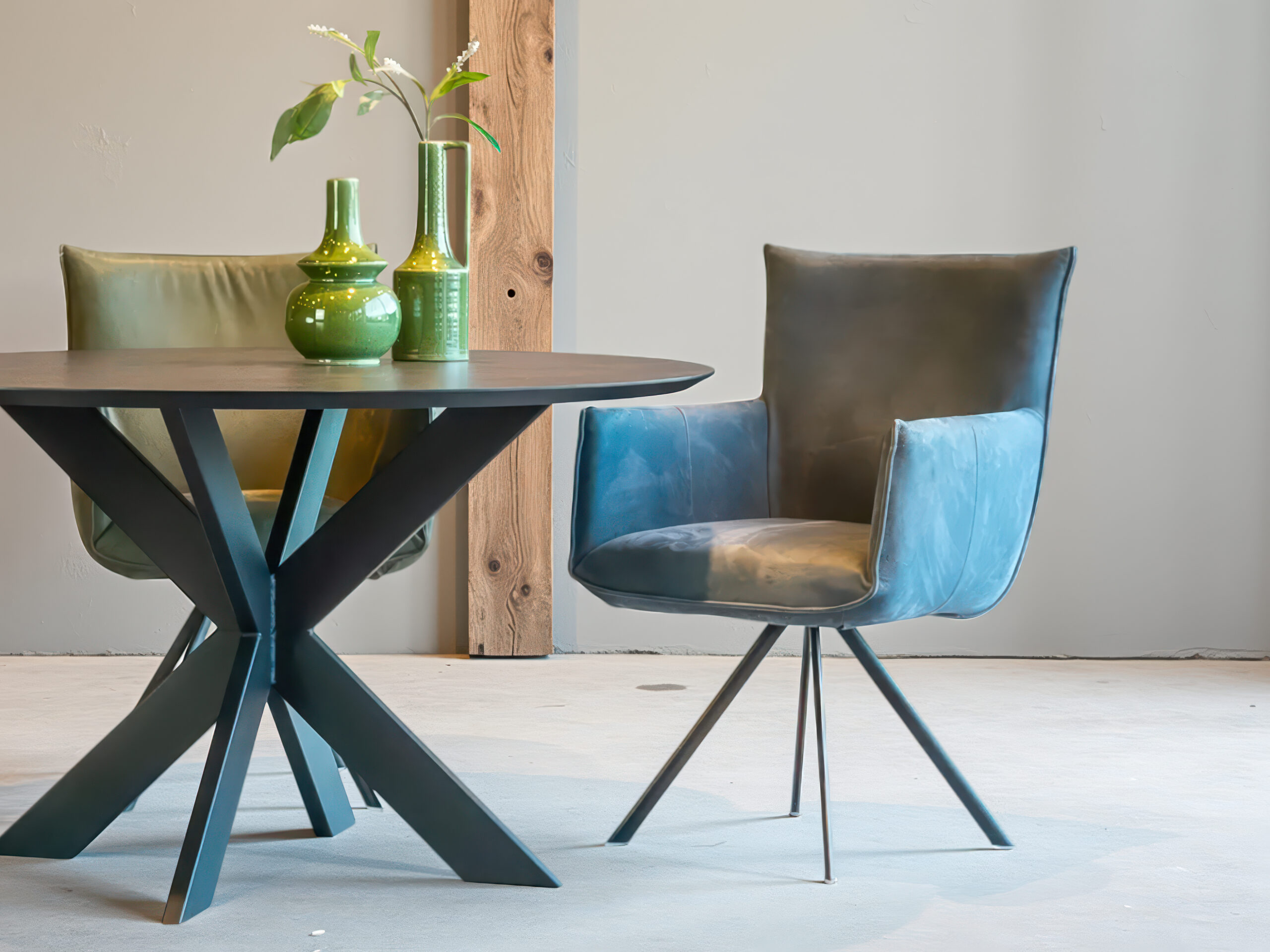 Eetkamerstoel in blauw leer met elegante zwarte draaipoot