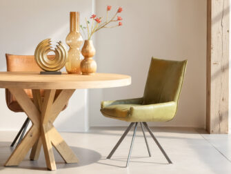 Klassieke eetkamerstoel in mosterdgroen met zwart metalen draaipoot