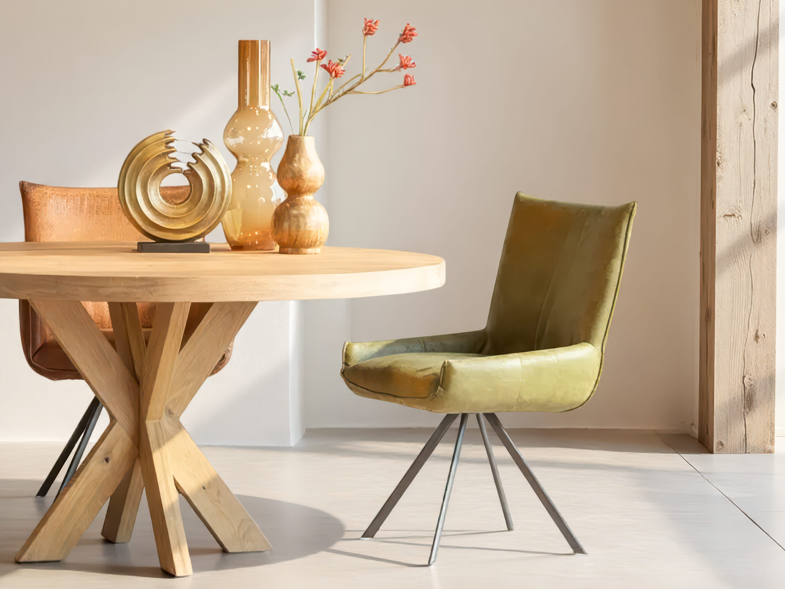 Klassieke eetkamerstoel in mosterdgroen met zwart metalen draaipoot