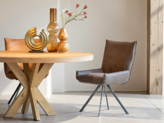 Luxe eetkamerstoel in roestbruin leer met elegant metalen onderstel zonder armleuning