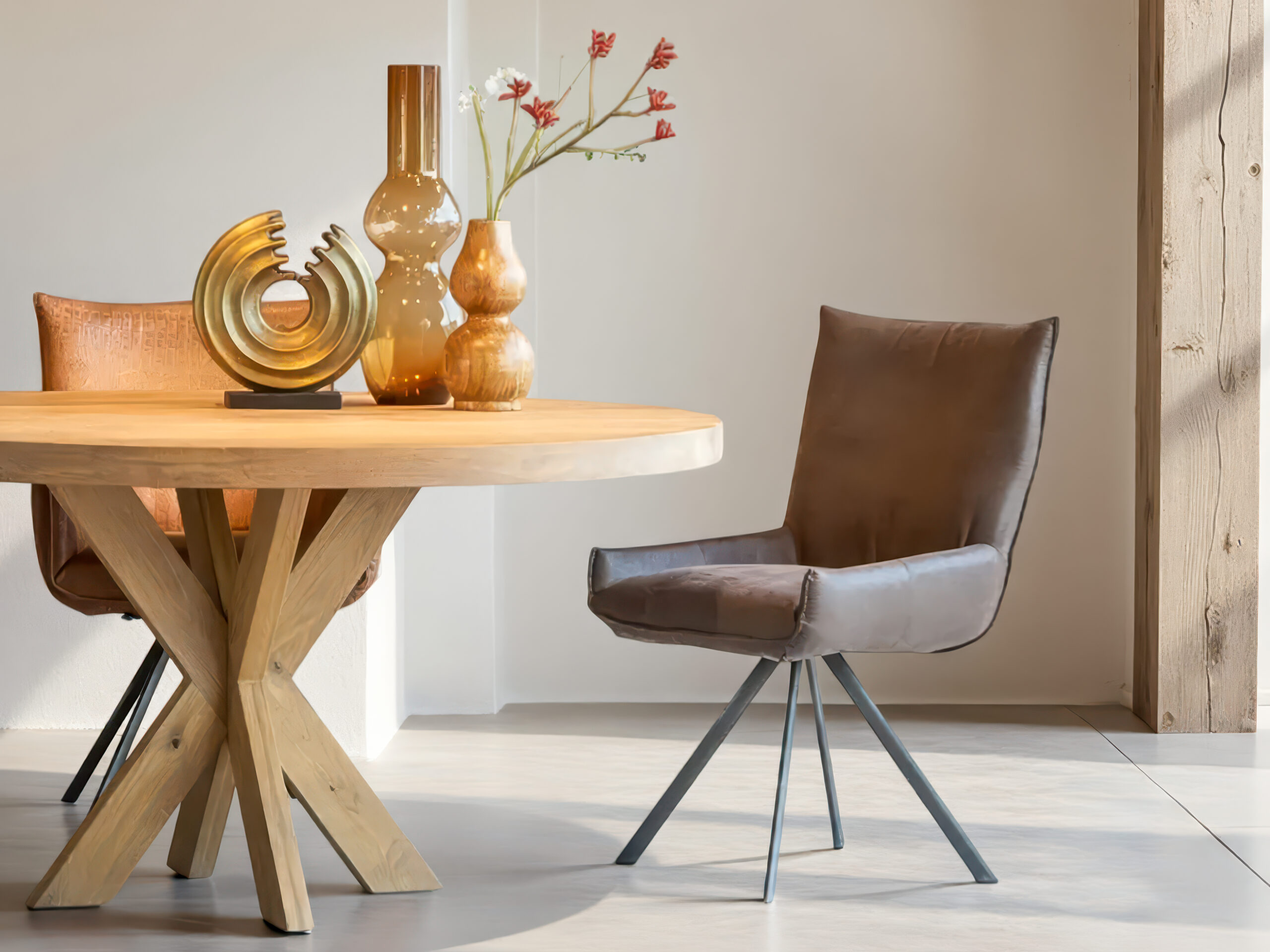 Luxe eetkamerstoel in roestbruin leer met elegant metalen onderstel zonder armleuning