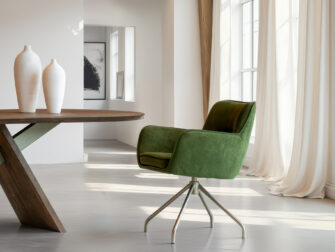 Groene eetkamerstoel met zachte bekleding en champagne metalen spinpoot