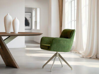 Groene eetkamerstoel met een robuust vierpoots onderstel in metaal