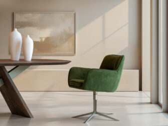 Eetkamerstoel met uitnodigend zitvlak en elegante belijning