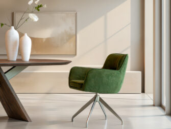 Compacte eetstoel met zachte rug en subtiele armleuningen