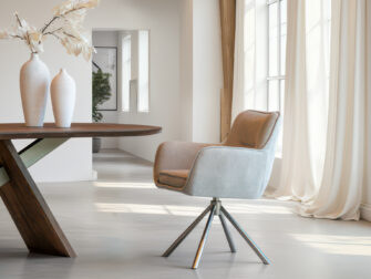 Moderne eetkamerstoel met draaibaar, metalen onderstel en een warme beig stofcombinatie