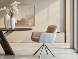 Draaibare eetkamerstoel op moderne metalen poten