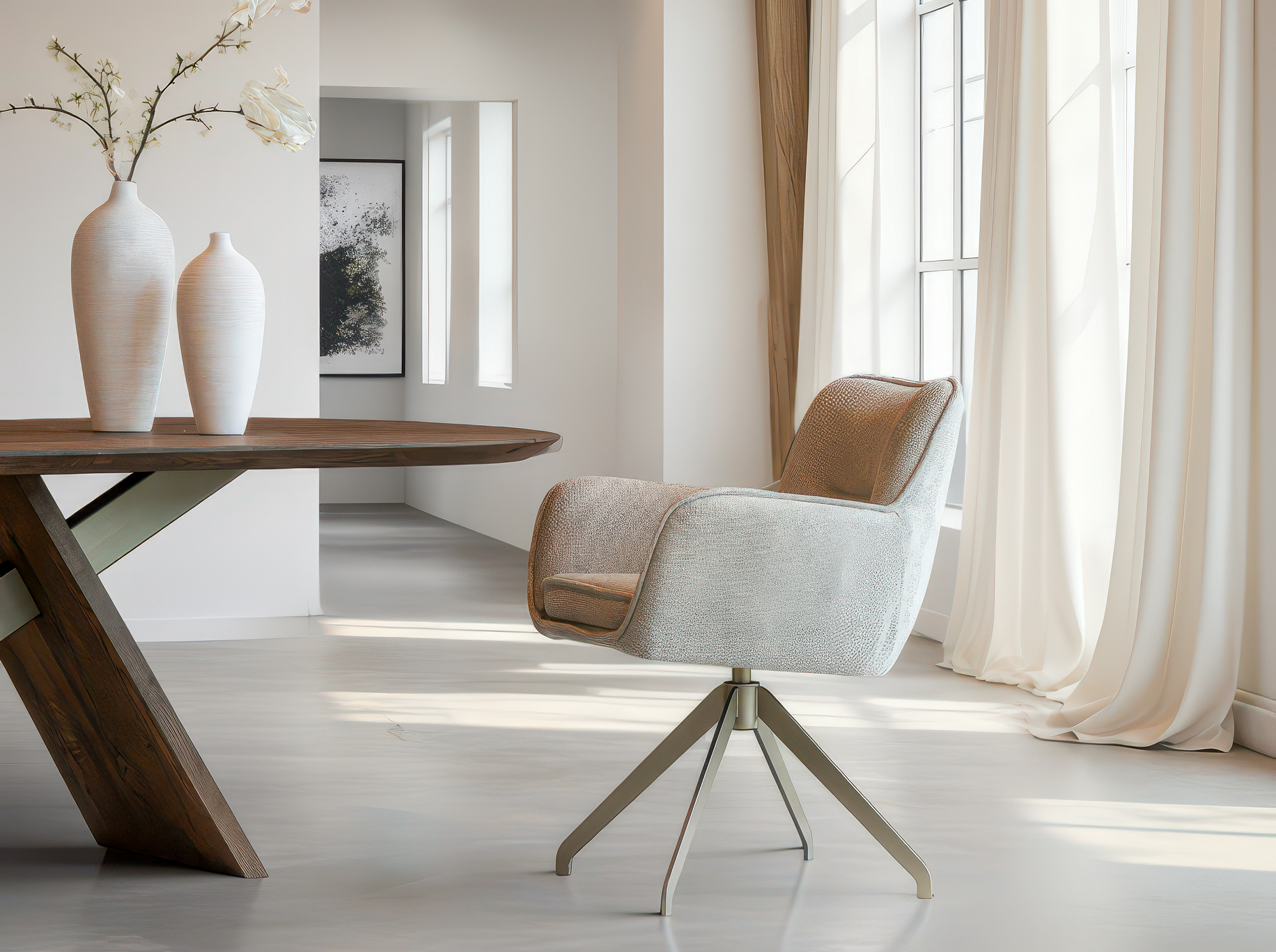 Eetkamerstoel met een gekleurd metalen spinpoot onderstel, een combinatie van beige en champagne