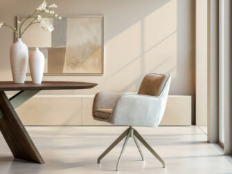 Zachte beklede eetstoel met licht gebogen rugleuning