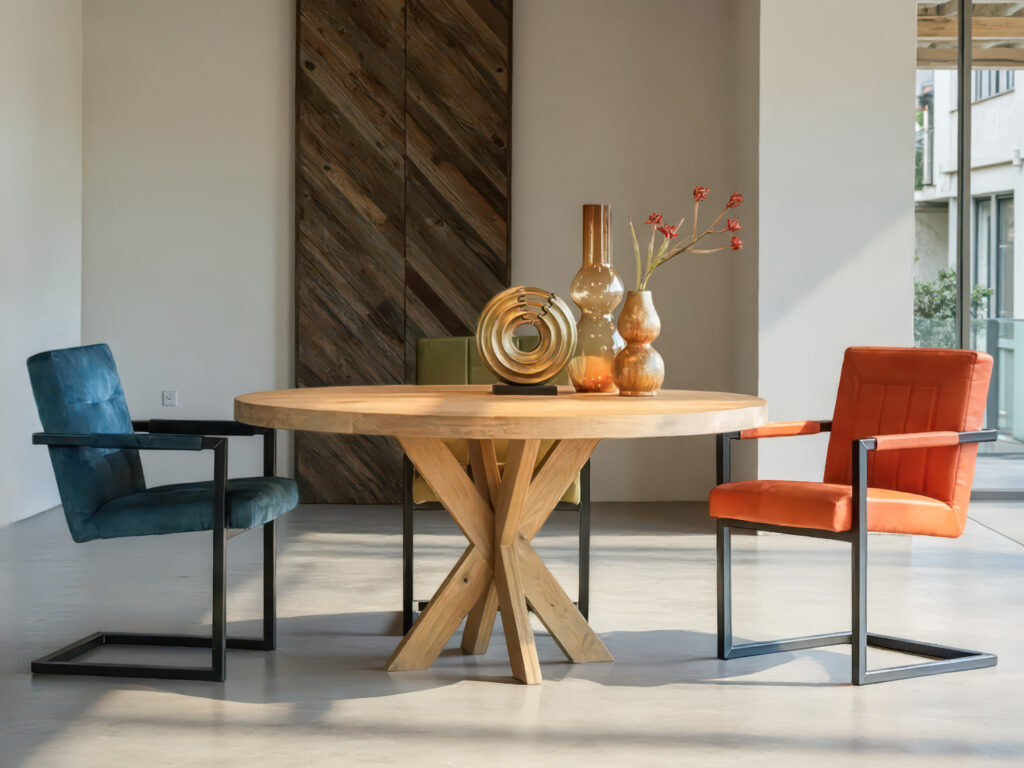 Eettafelopstelling met eetkamerstoelen in diverse kleuren en stalen onderstel