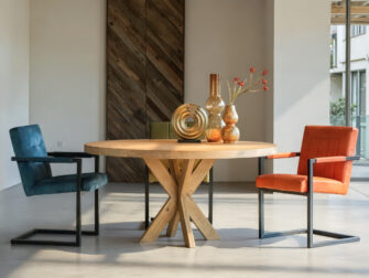 Eettafelopstelling met eetkamerstoelen in diverse kleuren en stalen onderstel