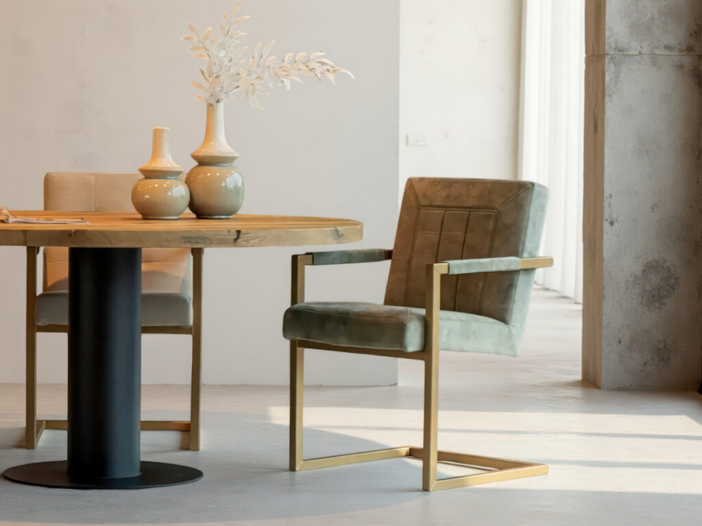 Klassieke eetkamerstoel in olijfgroen met strakke afwerking en metalen poten