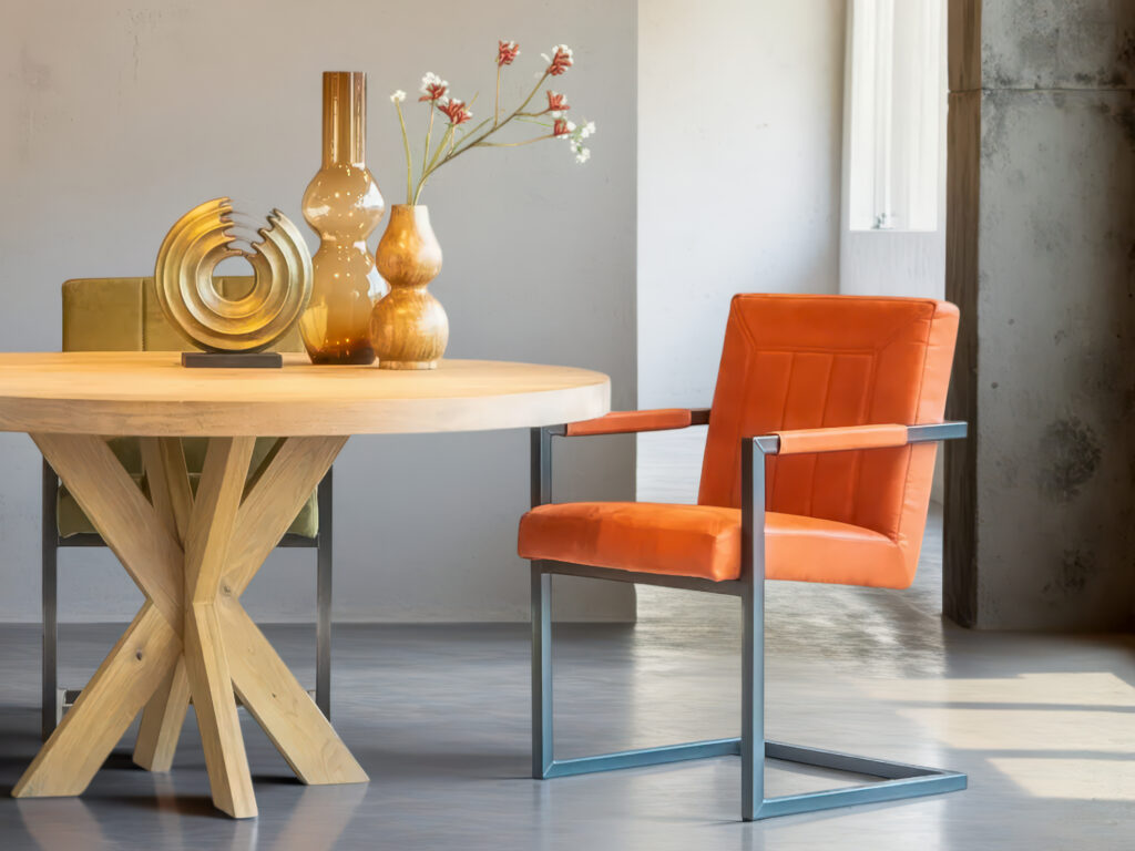 Comfortabele oranje stoel met sledepoten en moderne look