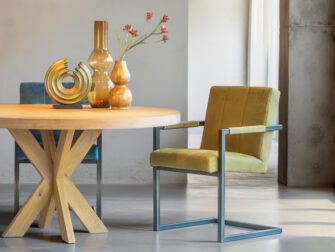 Eigentijdse groene eetkamerstoel met comfortabele armleuningen