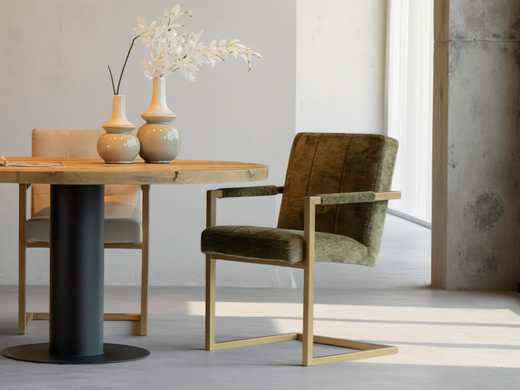 Groene eetkamerstoel met zachte bekleding en metalen sledepoten