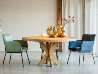 Eetkamerstoel Bavaro - achterkant bull eco leder darkblue - voorkant fusion indigo Stijlvolle blauwe eetkamerstoel met eigentijds design en zachte bekleding